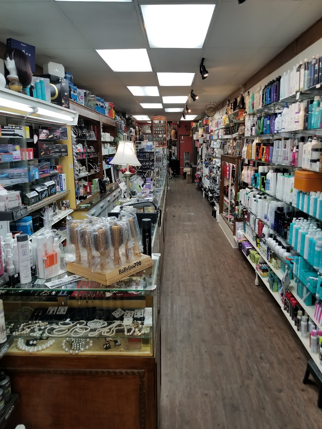Boutik Nicole | 539 Rue Principale, Lachute, QC J8H 1Y6, Canada | Phone: (450) 562-4249