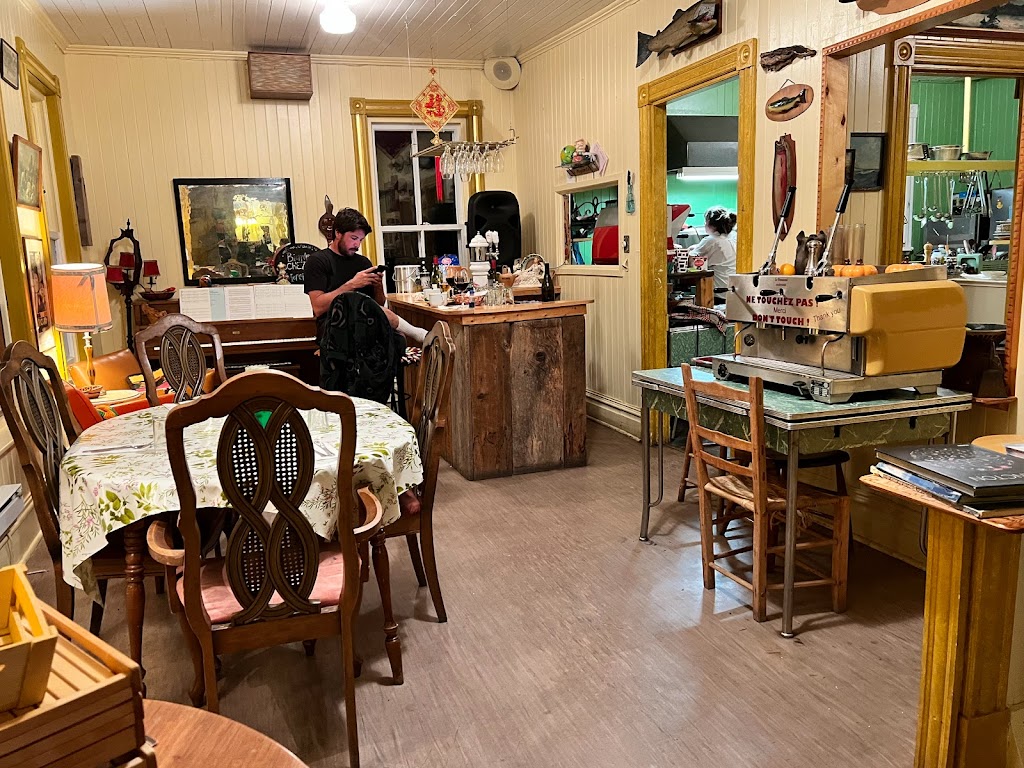 Auberge Café Chez Sam | 300 Rue Leclerc, Baie-Sainte-Catherine, QC G0T 1A0, Canada | Phone: (418) 237-4040