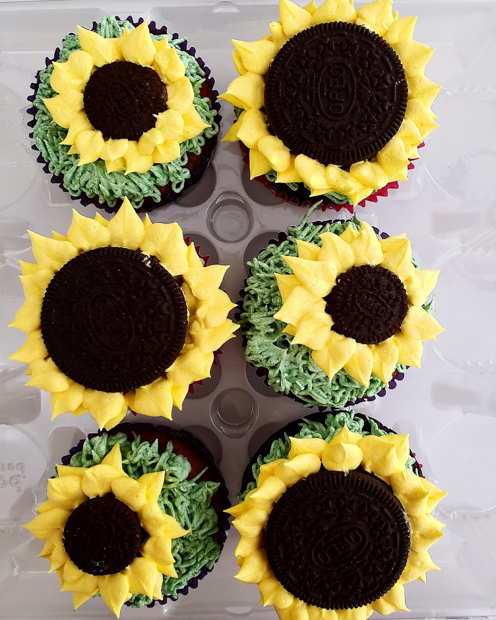 Vals Cupcakery | 1067 Ambercrest St, Gloucester, ON K1J 1G3, Canada | Phone: (613) 315-9656