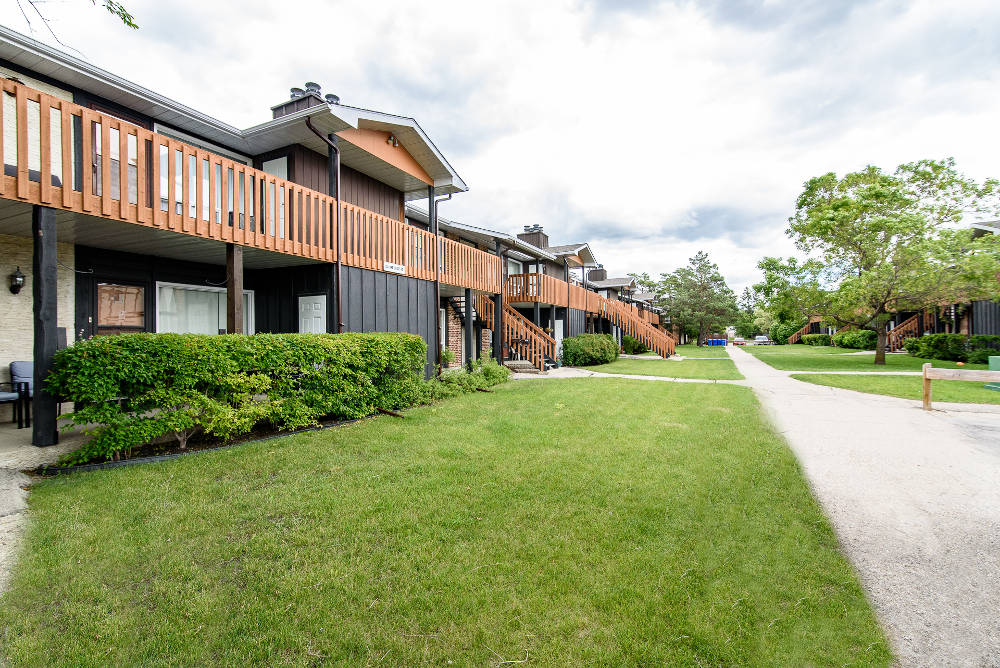 The Gardens at Twin Lakes | 5 Lake Crest Rd, Winnipeg, MB R3T 4M3, Canada | Phone: (204) 269-3470