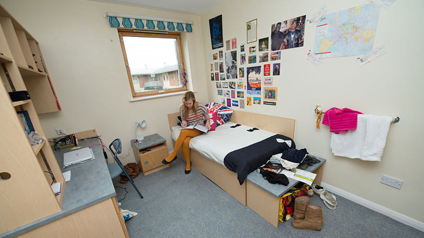Moon University | 477 Rue Saint-Louis, Gatineau, QC J8P 8B3, Canada | Phone: (581) 700-0056