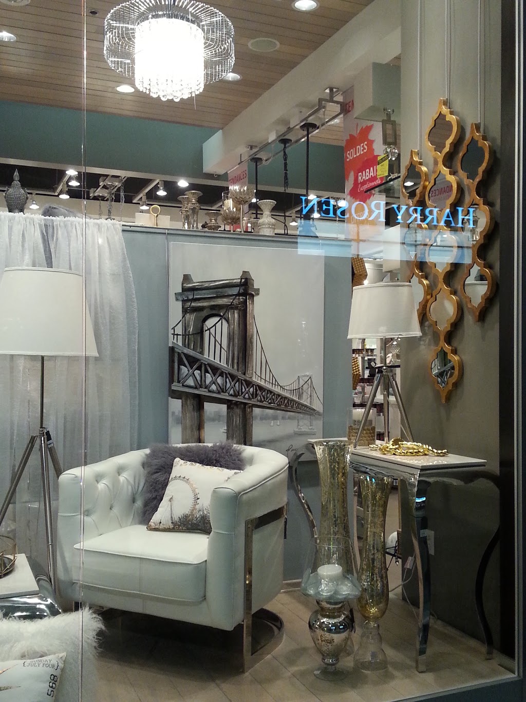 Le Living | 3035 Boulevard le Carrefour, Laval, QC H7T 1C8, Canada | Phone: (450) 682-2111
