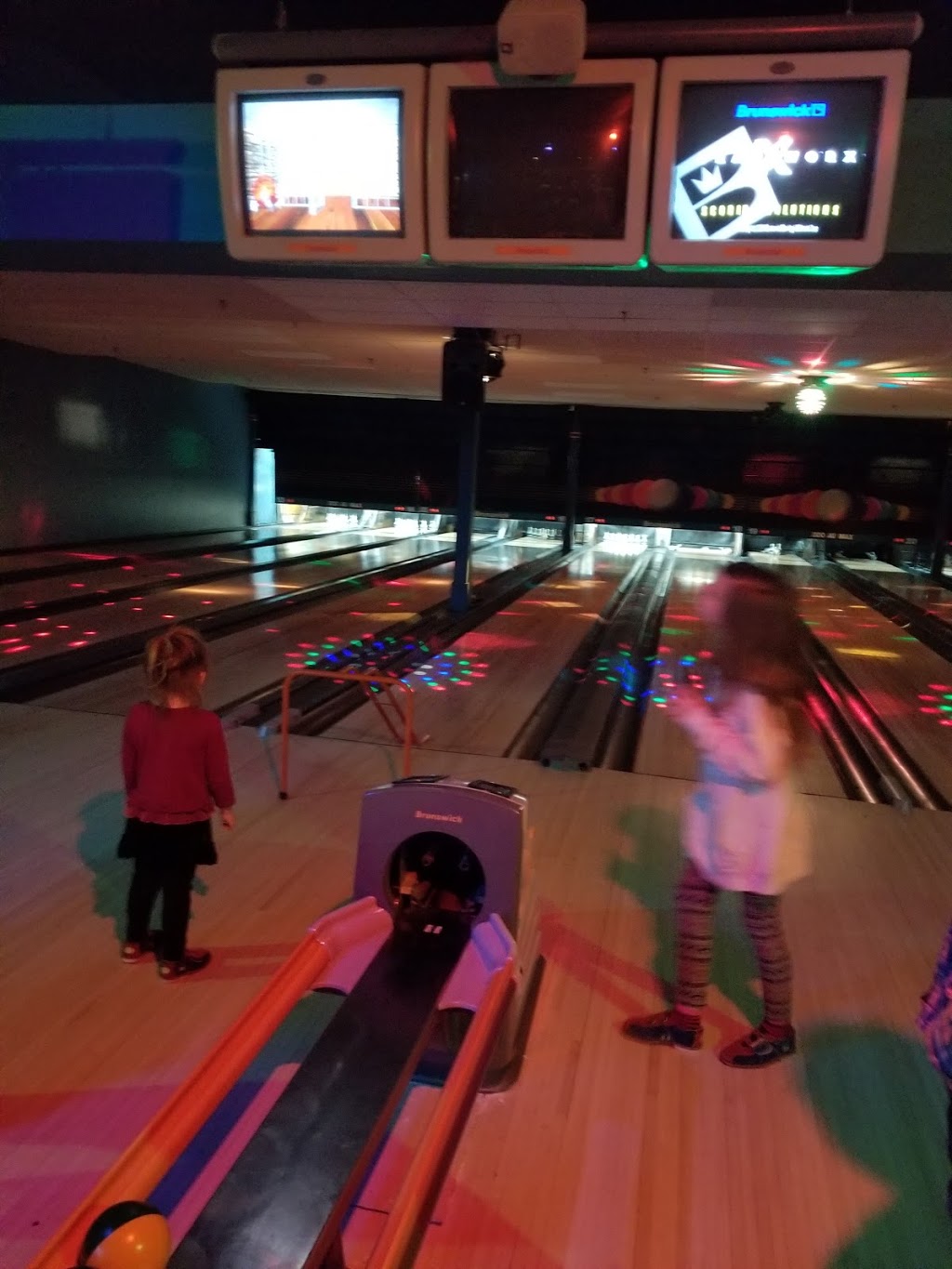 Club 300 Longueuil Bowling Quilles & Karaoké | 1626 Boulevard Taschereau, LeMoyne, QC J4P 3M9, Canada | Phone: (450) 671-7892