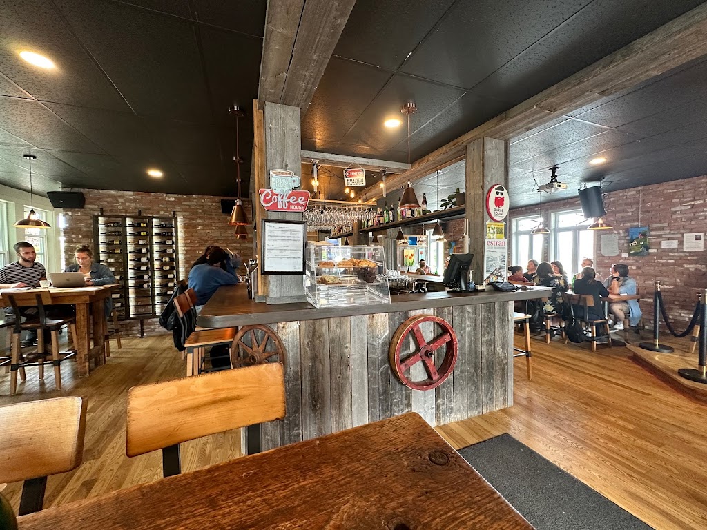 Cafe Grains De Folie | 1 Rue Notre Dame O, Trois-Pistoles, QC G0L 4K0, Canada | Phone: (581) 645-8282