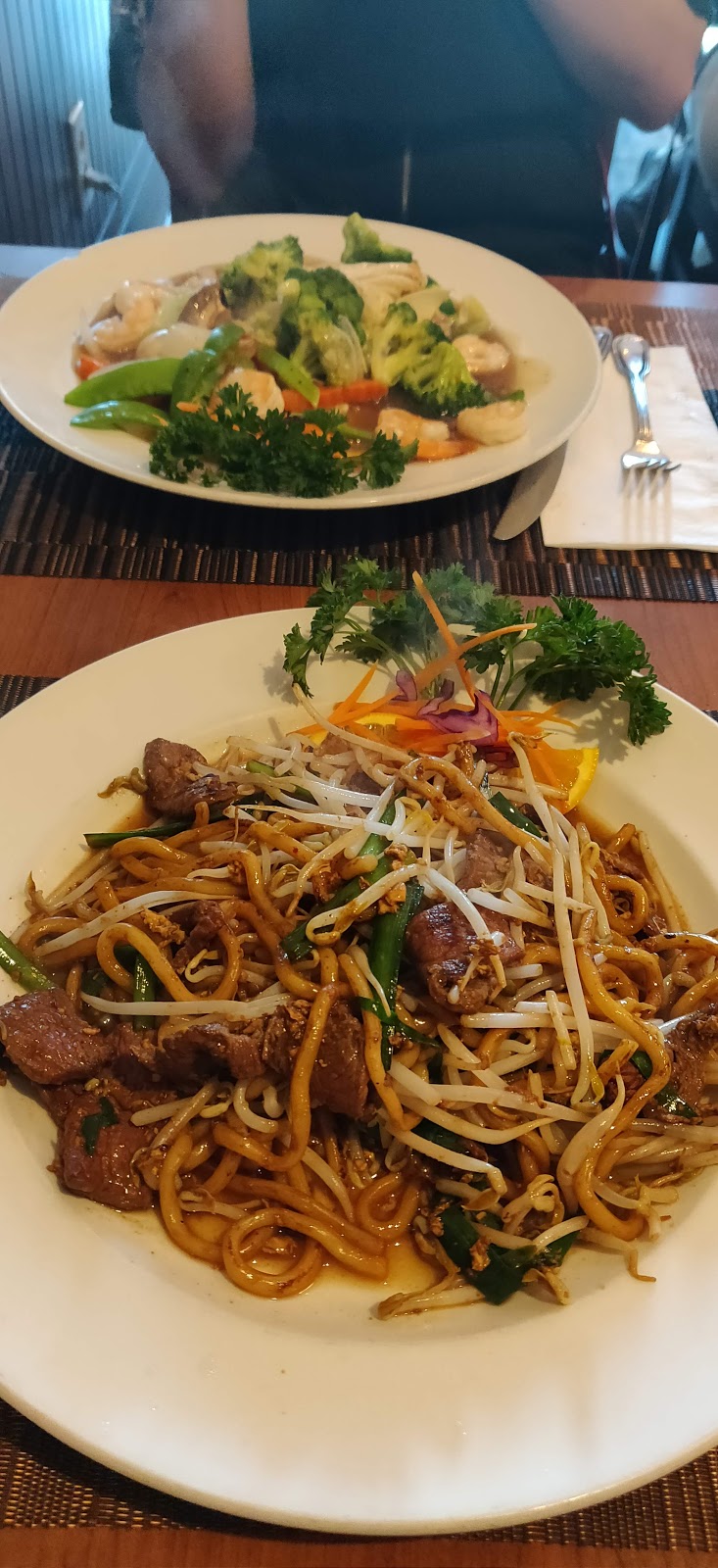 Restaurant Royaume Khmer | 310 Boulevard Sir-Wilfrid-Laurier, Mont-Saint-Hilaire, QC J3H 2X2, Canada | Phone: (450) 446-8887