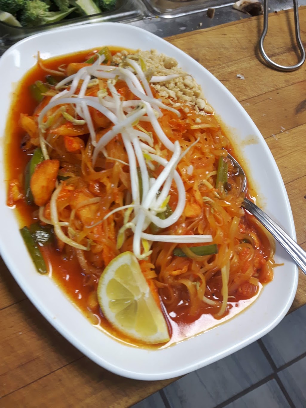 Vangs Thai Sushi Restaurant | 106 Talbot St N, Essex, ON N8M 2C4, Canada | Phone: (519) 776-7337