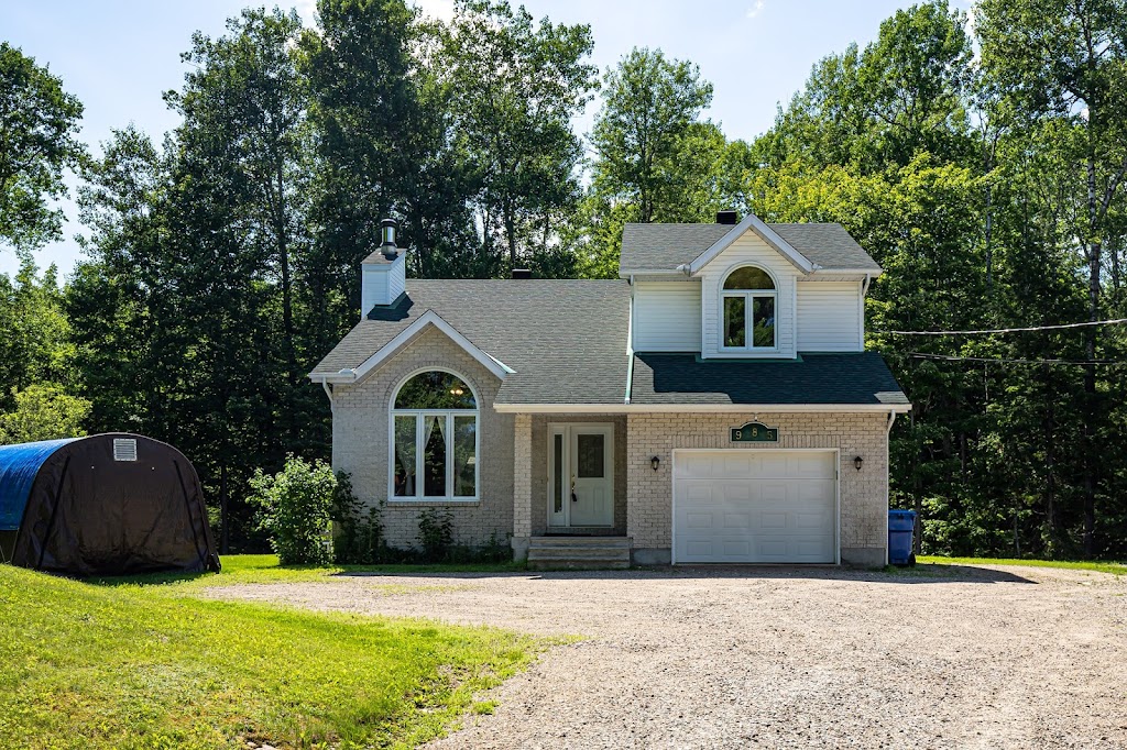 Ariane B. Carle, courtier immobilier Gatineau - REMAX | 28 Rue Paul, Val-des-Monts, QC J8N 7R7, Canada | Phone: (819) 923-9936