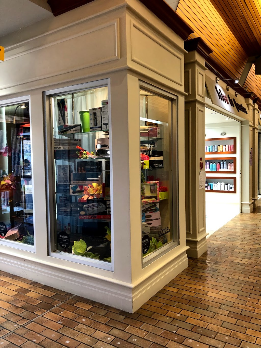 Salon du Quartier | 2 Ch De LEquerre, Baie-Saint-Paul, QC G3Z 2Y5, Canada | Phone: (418) 435-5516