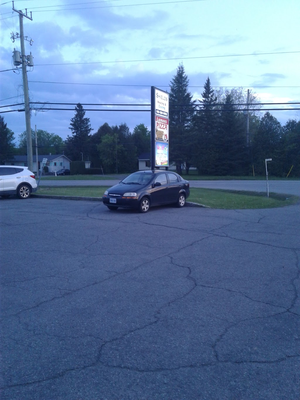 Lamees Pizza | 6537 Bank St, Metcalfe, ON K0A 2P0, Canada | Phone: (613) 821-5665