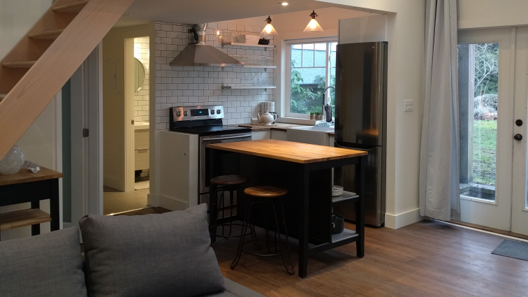Oakleigh Carriage House | 4103 Scoones Pl, Victoria, BC V8X 4R4, Canada | Phone: (250) 888-1523
