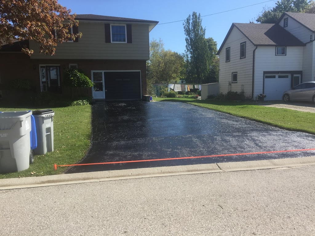 Reggies | 343 Victoria St, Clinton, ON N0M 1L0, Canada | Phone: (519) 897-7325