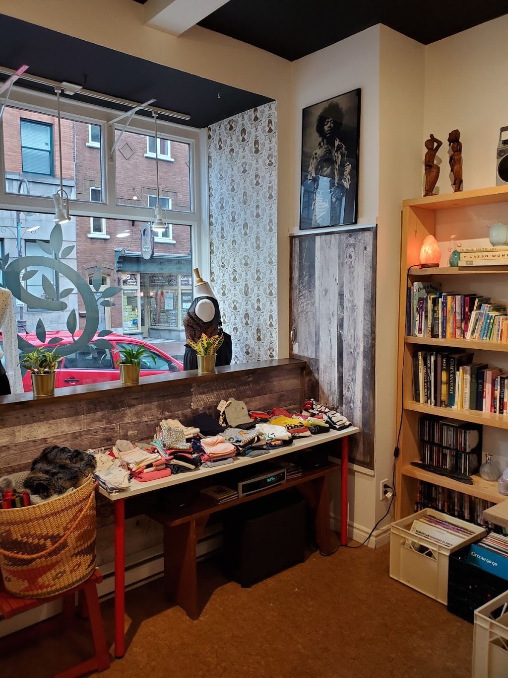 Entre Nous écochange | 609 Rue Saint-Jean, Québec, QC G1R 1P7, Canada | Phone: (581) 991-4408