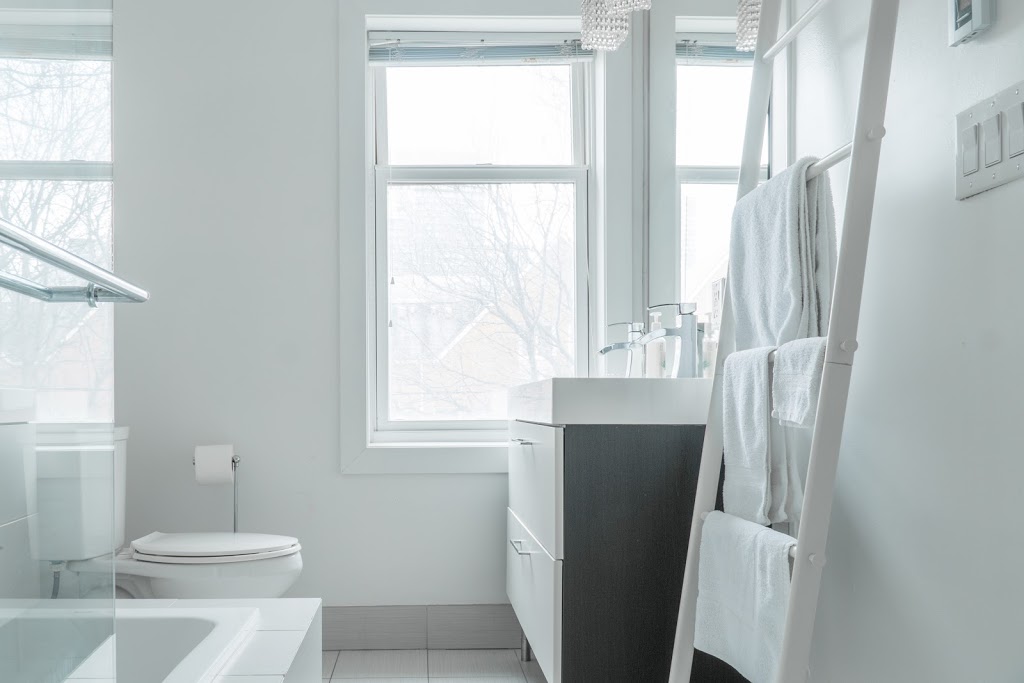 Burrow Inn By Urban North Inns | 10 Sullivan St, Toronto, ON M5T 1B9, Canada | Phone: (416) 591-5359