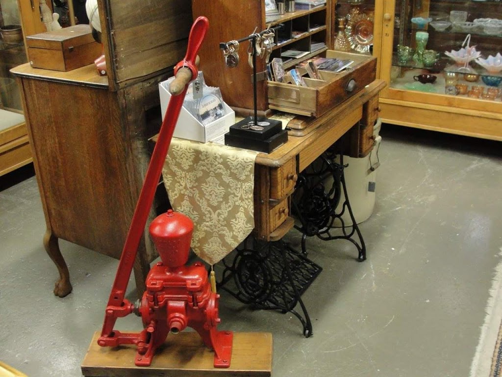 Brocante Meg-Antique | 2560 Rue Laval Nord, Nantes, QC G6B 2X9, Canada | Phone: (819) 583-8077
