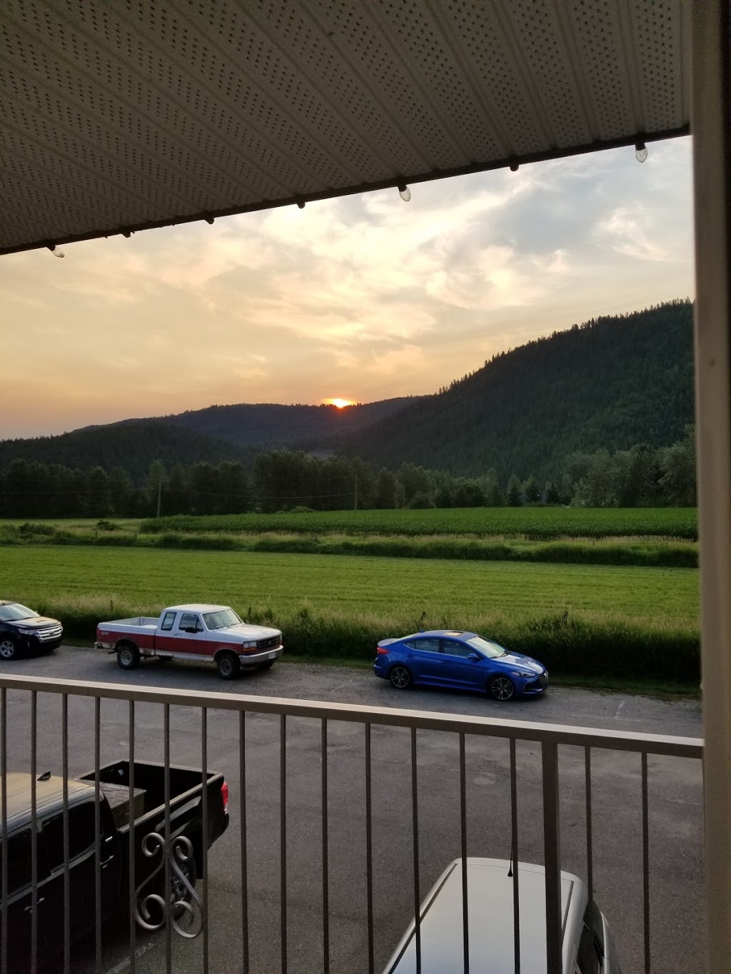 Monashee Motel | 1333 Trans-Canada Hwy, Sicamous, BC V0E 2V0, Canada | Phone: (250) 836-2575