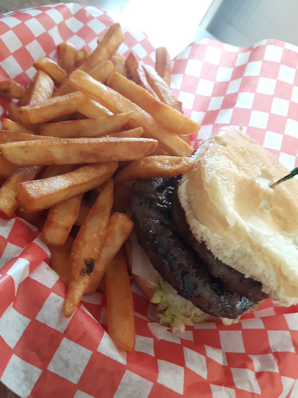 Scotts Pizza Burger | 286 Main St N, Mount Forest, ON N0G 2L2, Canada | Phone: (519) 323-4555