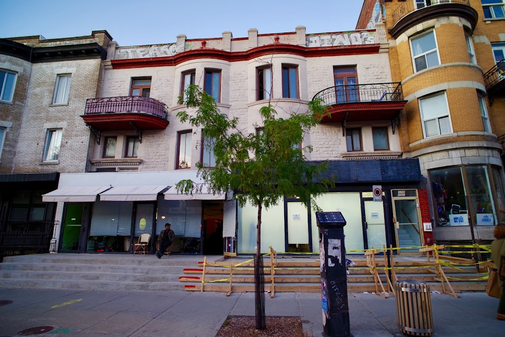 Hotel Emerald | 5295 Av du Parc, Montréal, QC H2V 4G9, Canada | Phone: (514) 272-9779