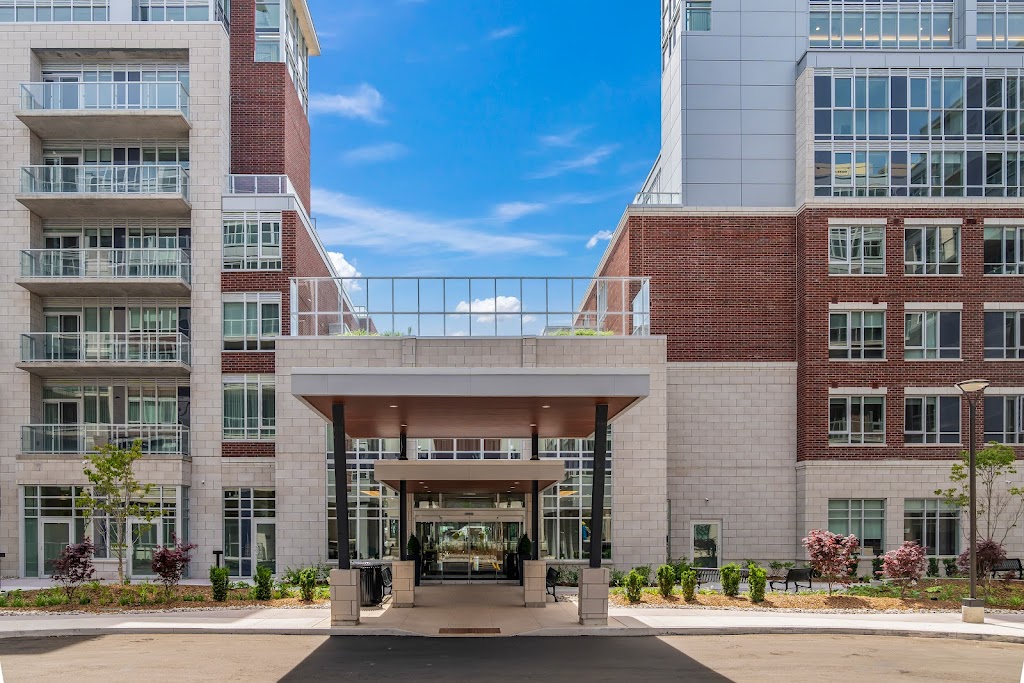 The Shores of Port Credit Luxury Senior Rentals | 270 Lakeshore Rd W, Mississauga, ON L5H 0A4, Canada | Phone: (905) 812-5280