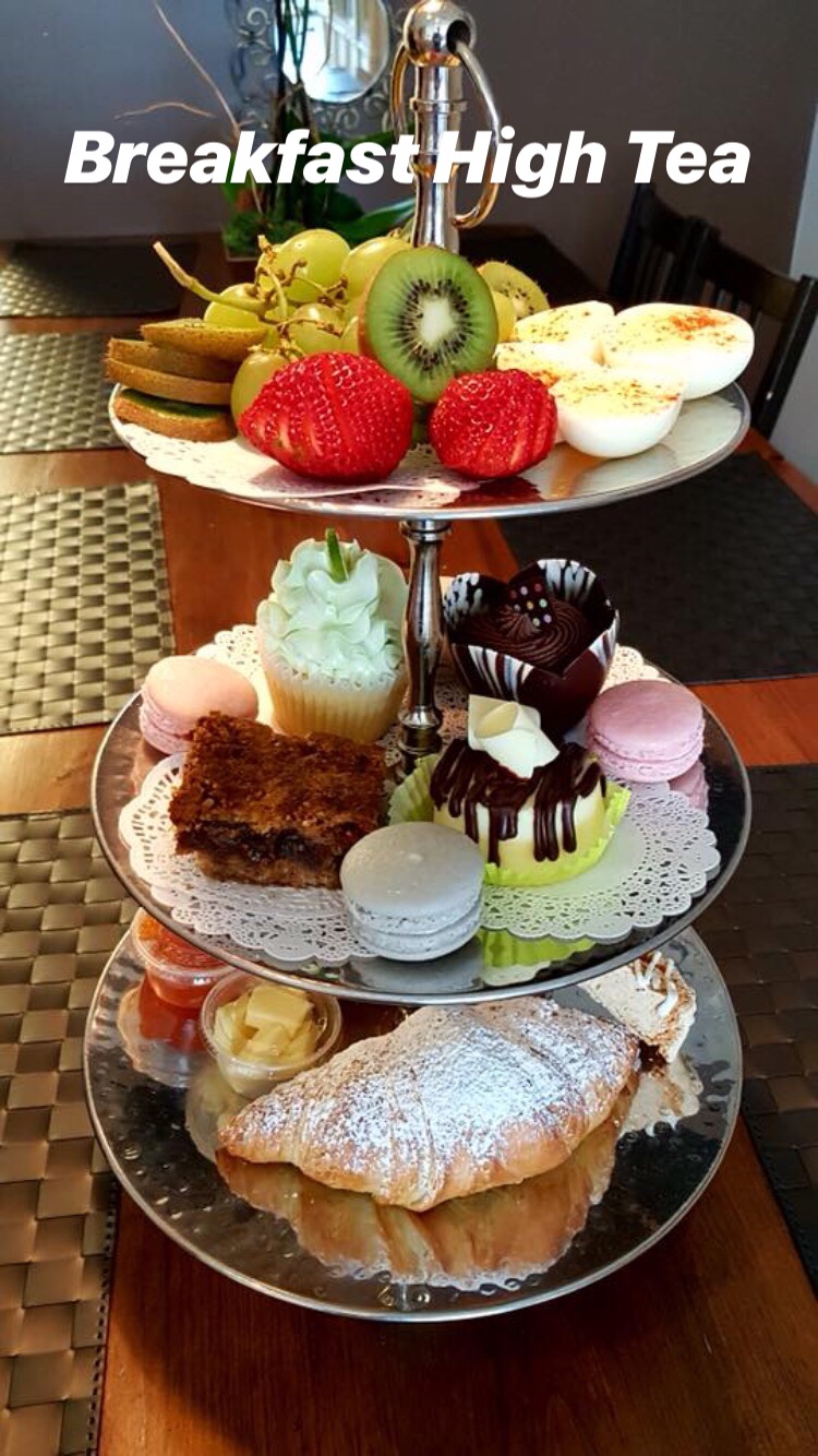 M and R Cakes and Cafe | 116 Dundas St W, Whitby, ON L1N 2L9, Canada | Phone: (905) 431-2520