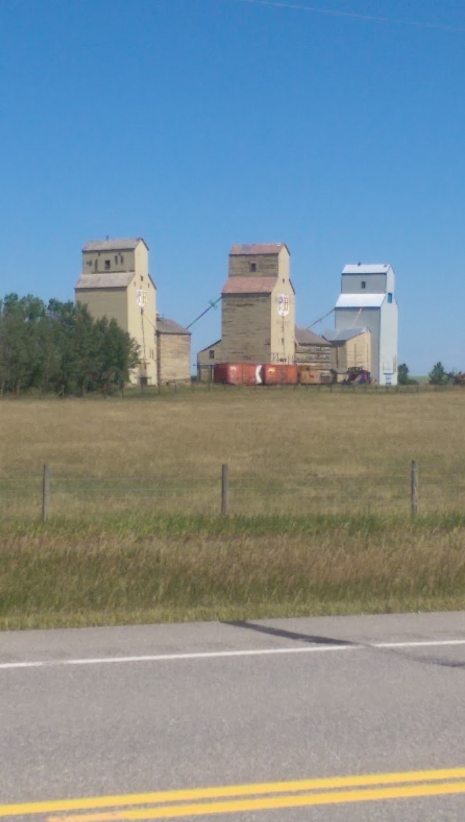 Mossleigh Service and Mini Grocery | 712 Railway Ave, Mossleigh, AB T0L 1P0, Canada | Phone: (403) 534-2224