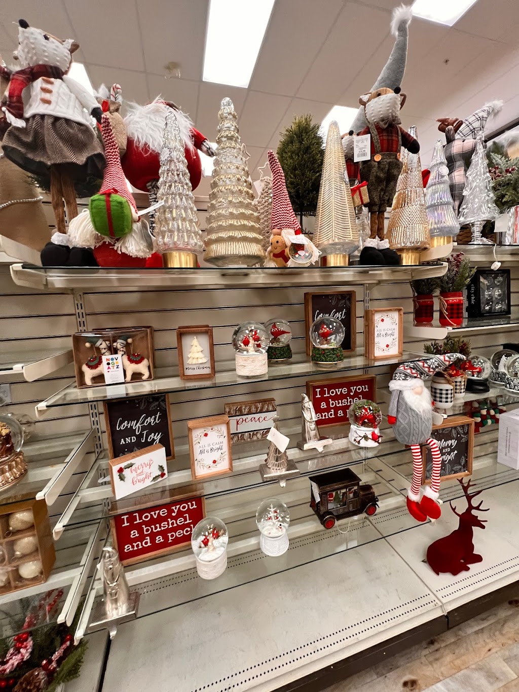 Winners & HomeSense | 2000 - 7275, Rue Sherbrooke Estates, Montreal, QC H1N 1E9, Canada | Phone: (514) 798-1908