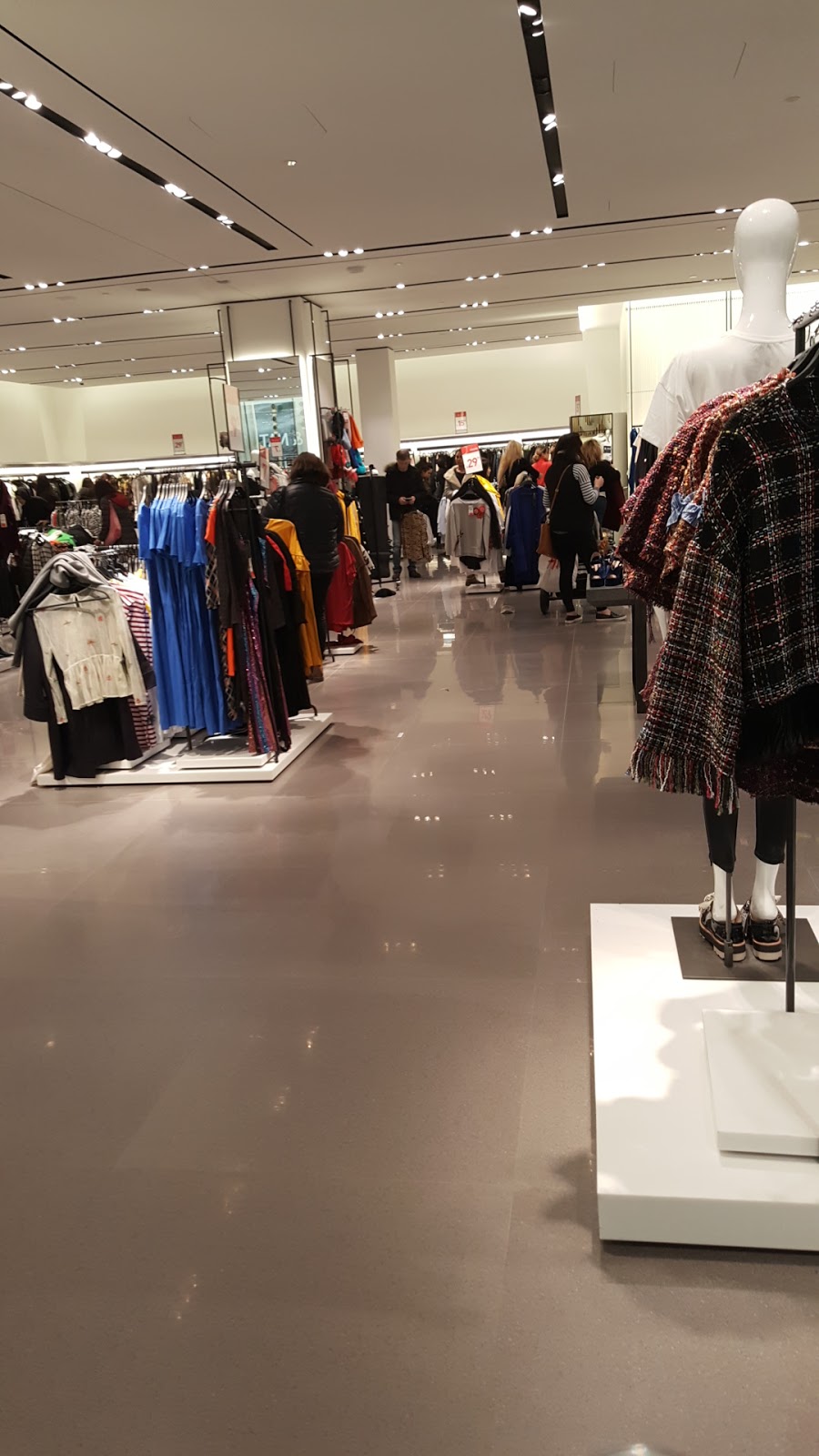 Zara | 25 The West Mall, Etobicoke, ON M9C 1B8, Canada | Phone: (416) 622-8939