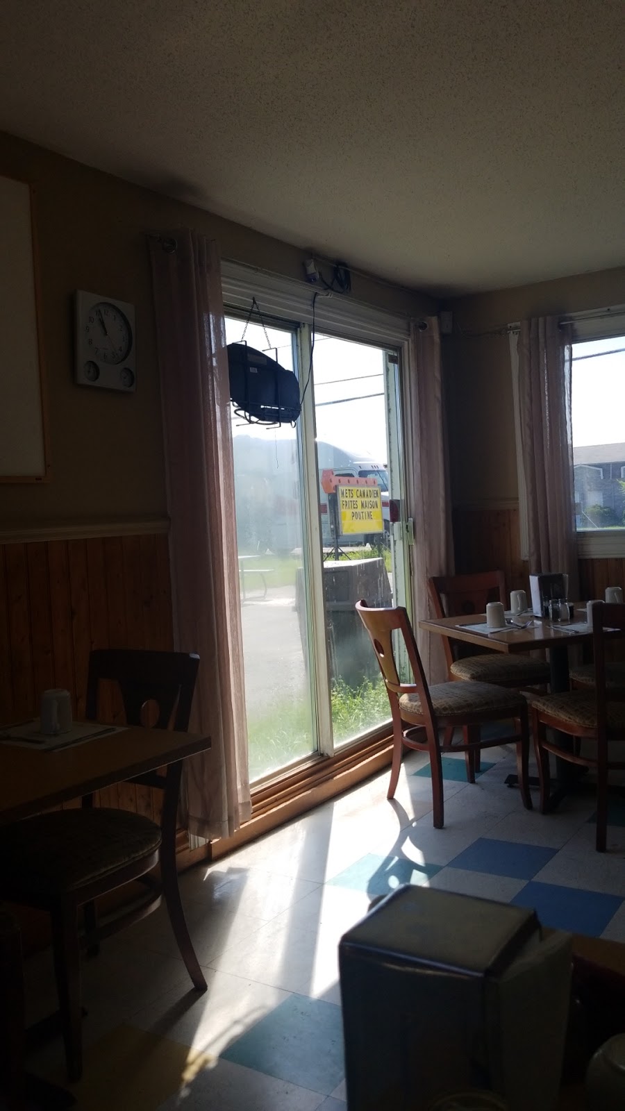 Restaurant Le Ronfleur | 177 Chemin de Montréal E, Gatineau, QC J8M 1C8, Canada | Phone: (819) 617-3233