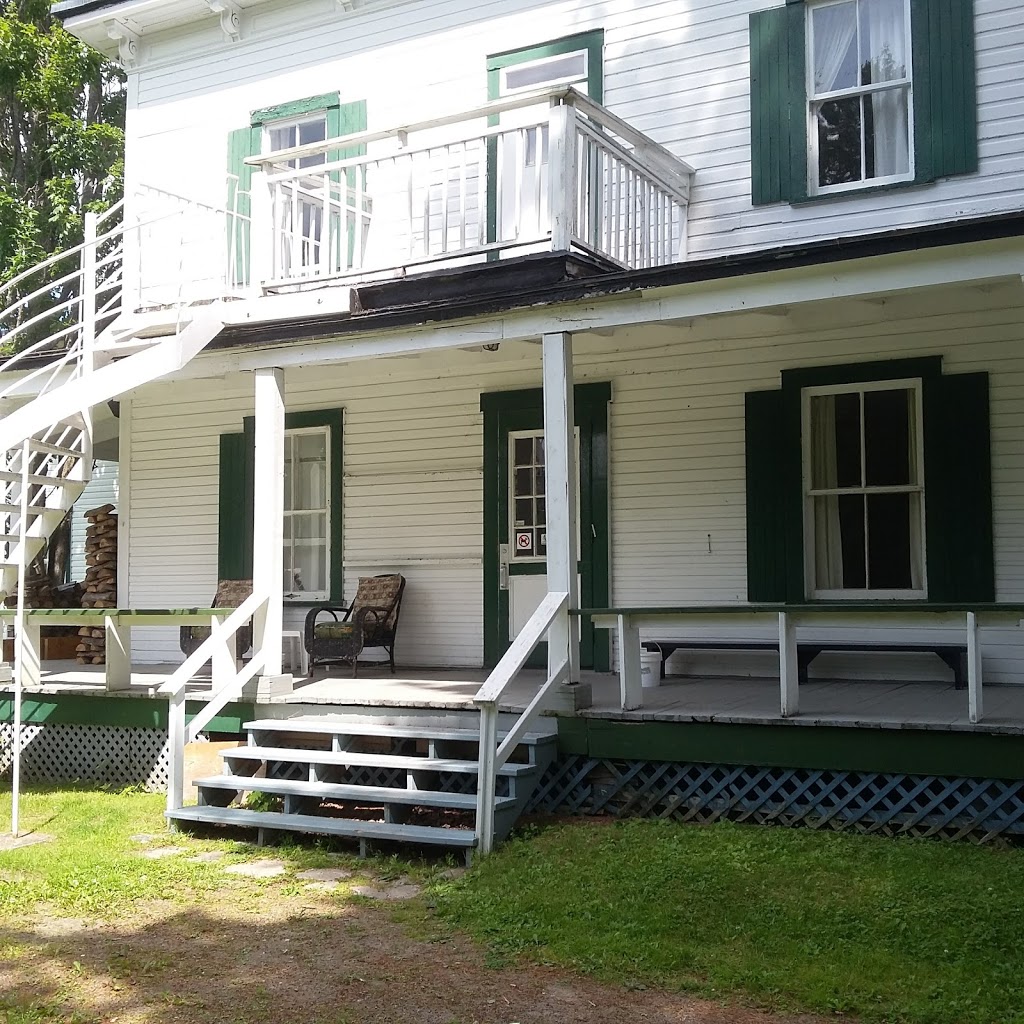 Auberge Laurentienne Laurentian lodge | 1162 Rue Principale, Prévost, QC J0R 1T0, Canada | Phone: (450) 327-5201