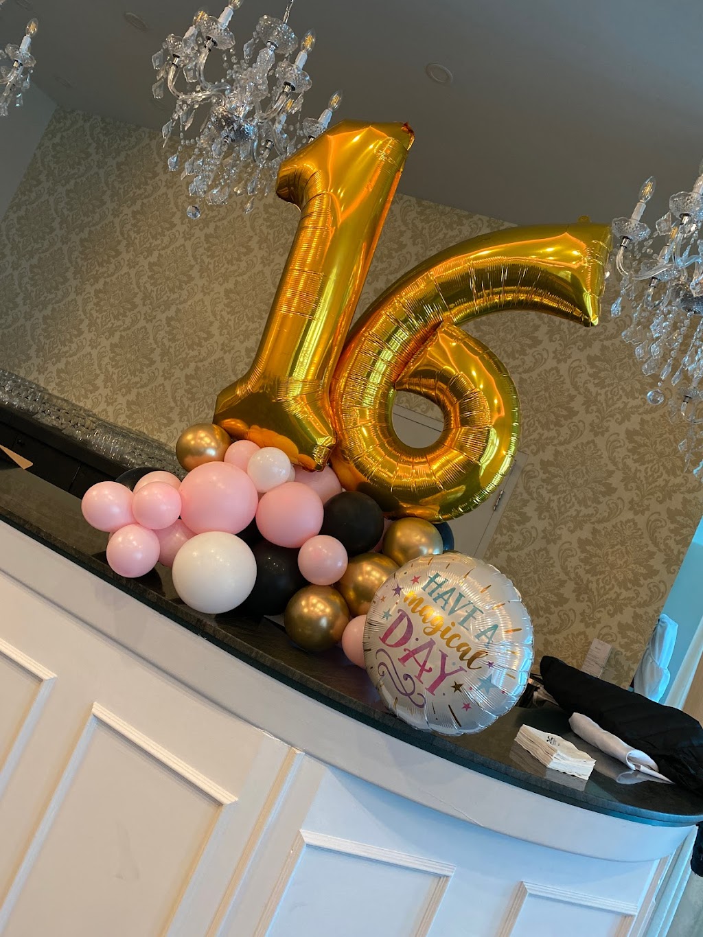 Balloon Lounge | st-dorothee, 1263 Bd Jolibourg suite 108, Laval, QC H7Y 1Z8, Canada | Phone: (514) 627-4417