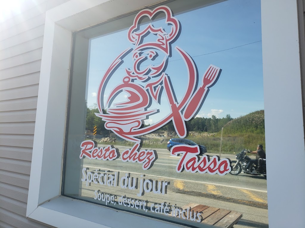 Chez Tasso bar (Poutine +) | 4490 QC-112, Ascot Corner, QC J0B 1A0, Canada | Phone: (819) 446-6994