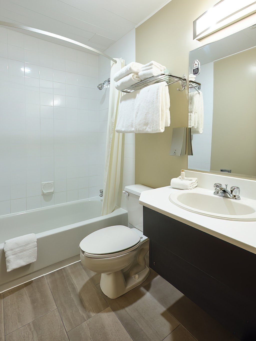 Fernie Fox Hotel | 2021 Hwy #3, Fernie, BC V0B 1M1, Canada | Phone: (877) 447-6788
