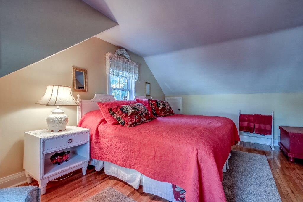 Dover House Bed and Breakfast | 17 Morgan St, Port Dover, ON N0A 1N0, Canada | Phone: (519) 583-3654
