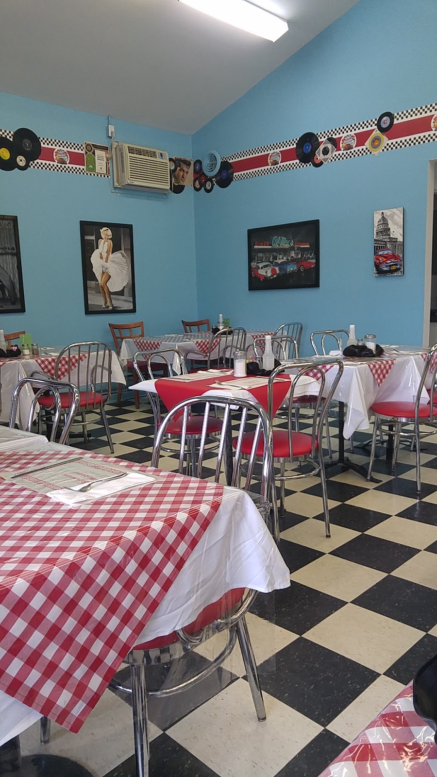 Au petit mouton blanc | 8 Martel St, Rockland, ON K4K 1K7, Canada | Phone: (613) 778-8638