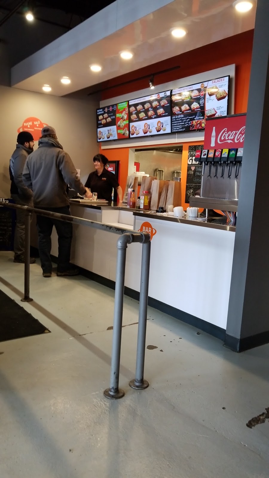 Planète Poutine et Cie | 20 Boulevard de Mortagne, Boucherville, QC J4B 1Z2, Canada | Phone: (450) 449-3232