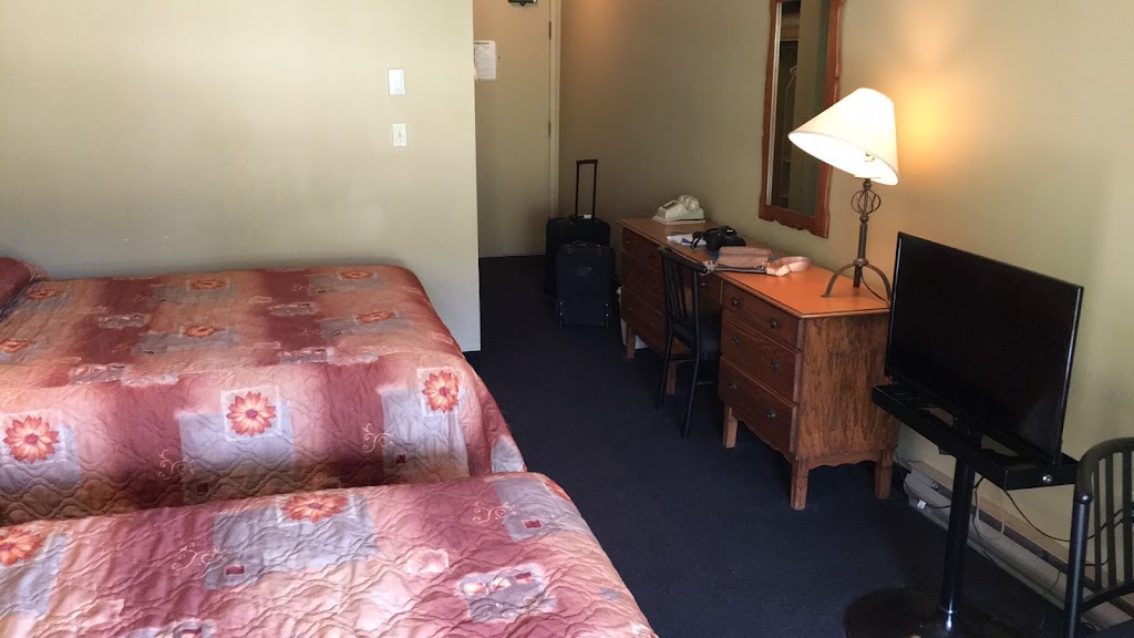 Pine Inn | 2040 Summit Dr, Panorama, BC V0A 1T0, Canada | Phone: (250) 342-6941