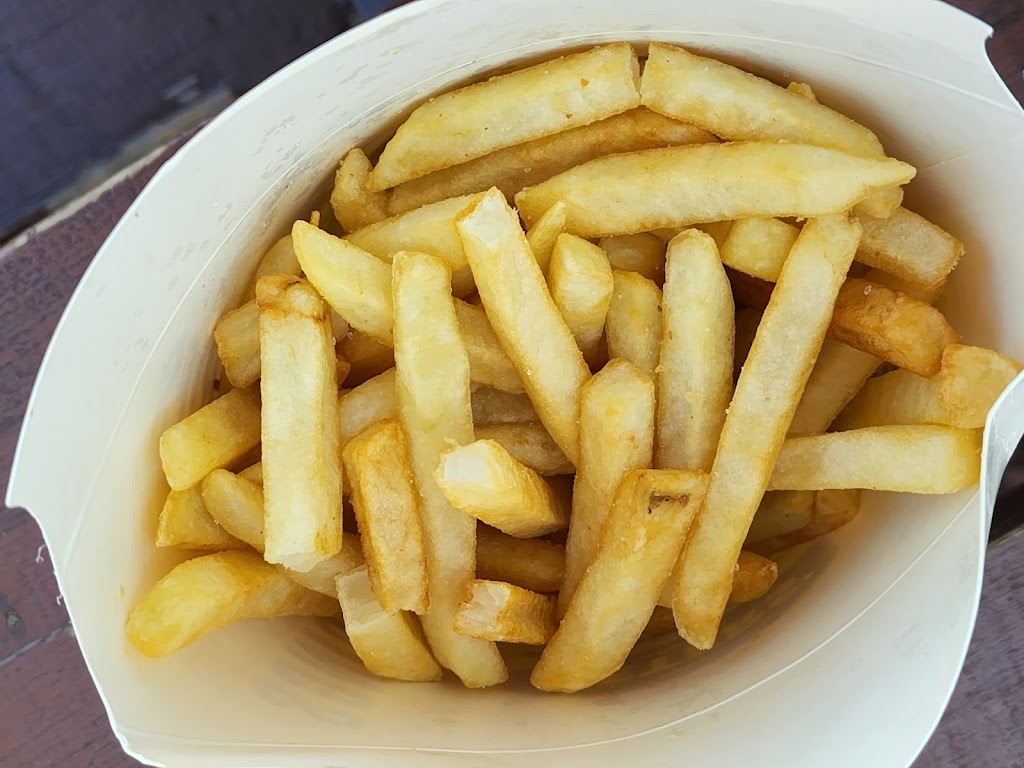 Peters Drive-In | 219 16 Ave NE, Calgary, AB T2E 1J9, Canada | Phone: (403) 277-2747