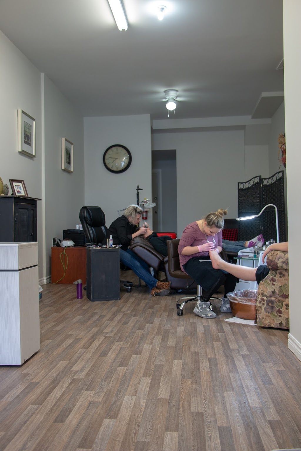 The Lash Barn | 176 Main St, Lucan, ON N0M 2J0, Canada | Phone: (519) 281-7723