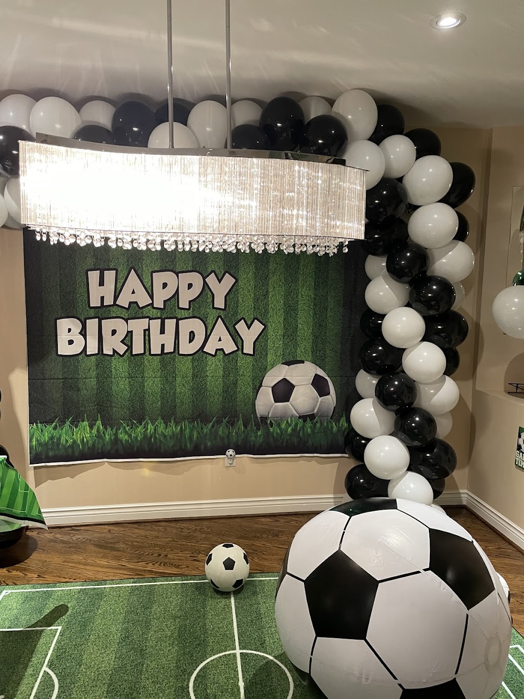 Party Warehouse Outlet & Classic Event Decor | 1050 McNicoll Ave #4, Scarborough, ON M1W 2L8, Canada | Phone: (416) 498-5677