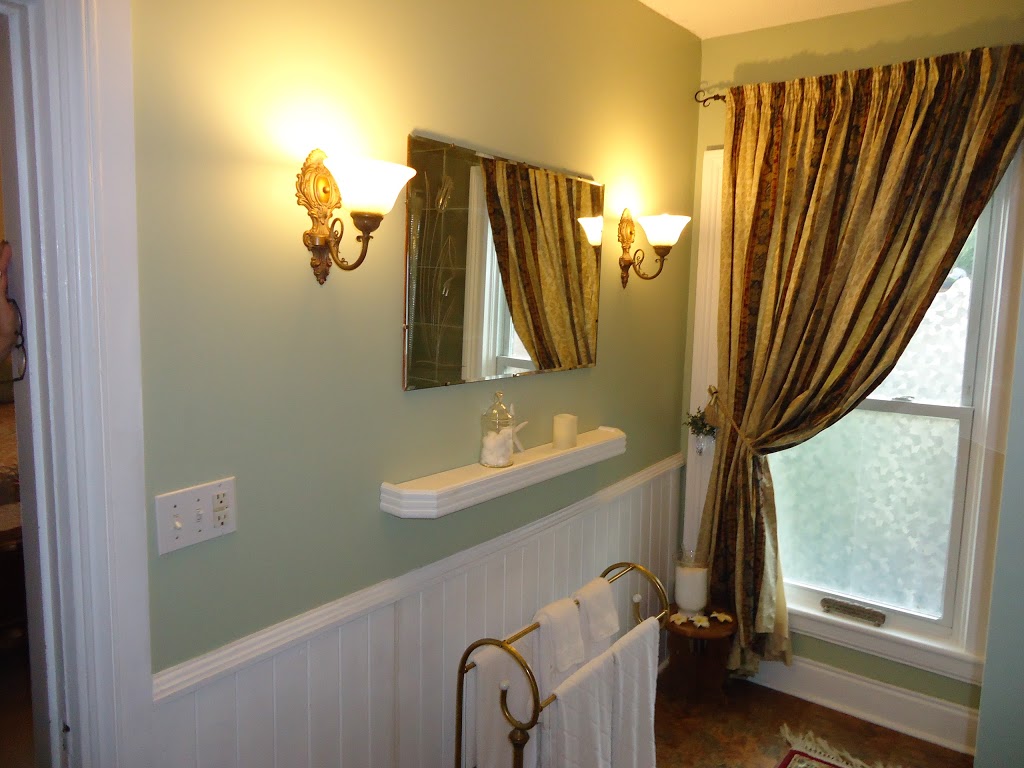 Absolute Elegance Bed & Breakfast | 6023 Culp St, Niagara Falls, ON L2G 2B6, Canada | Phone: (289) 296-9473