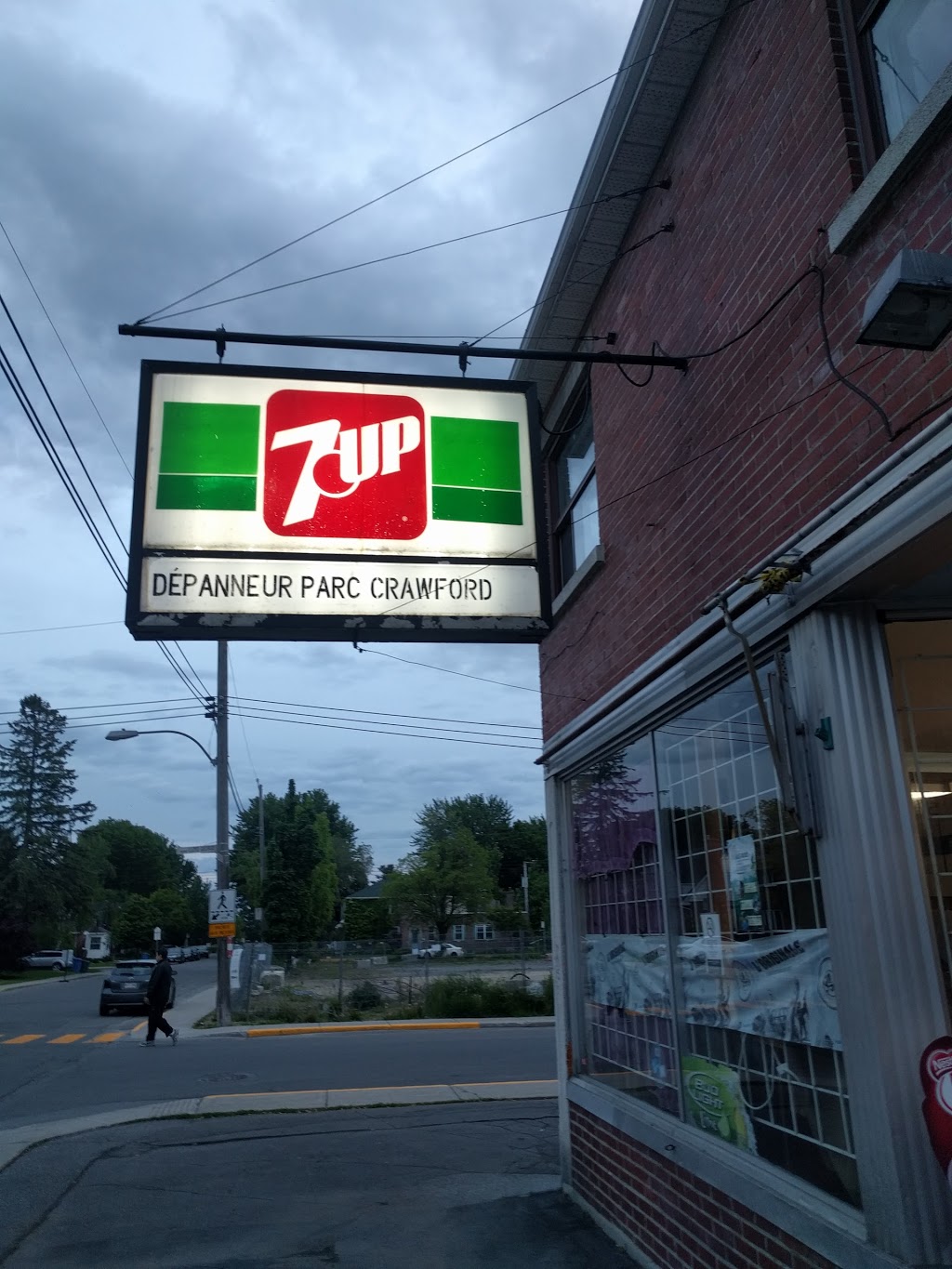 Depanneur Parc Crawford | 7277 Rue Churchill, Verdun, QC H4H 2K8, Canada | Phone: (514) 767-9143