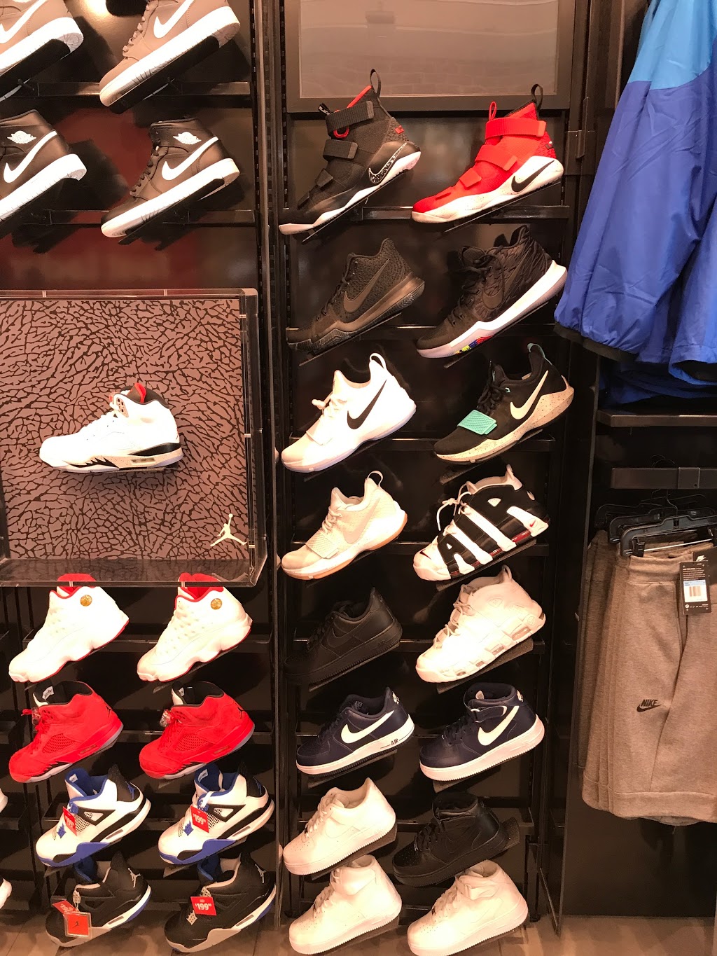 Foot Locker | 337 Queen St W, Toronto, ON M5V 2A4, Canada | Phone: (416) 979-2185