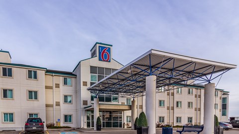 Motel 6 Saskatoon SK | 231 Marquis Dr, Saskatoon, SK S7R 1B7, Canada | Phone: (306) 665-6688