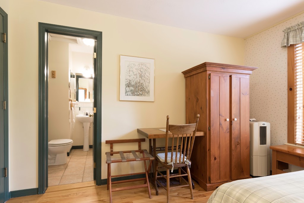 Auberge le lupin | 127 Rue Pinoteau, Mont-Tremblant, QC J8E 1G2, Canada | Phone: (877) 425-5474