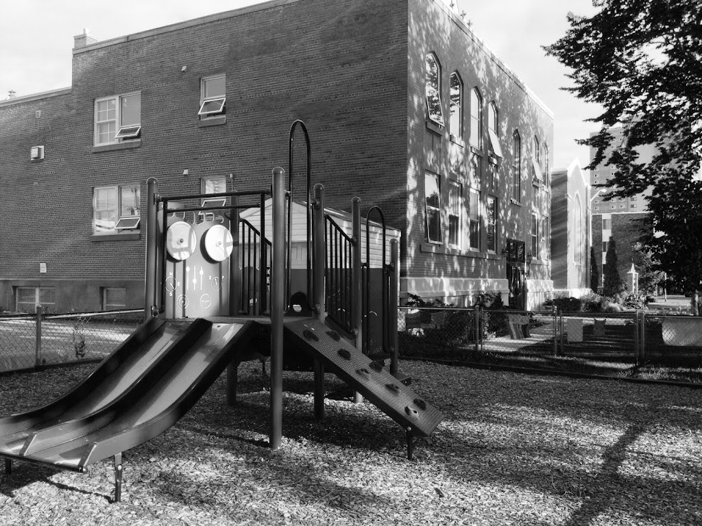 Préscolaire des Petites Étoiles | 10209 123 St NW, Edmonton, AB T5N 1N3, Canada | Phone: (780) 447-5995