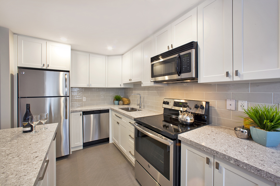 2300 Marine Drive Apartments | 2300 Marine Dr, Oakville, ON L6L 1C3, Canada | Phone: (905) 827-1018