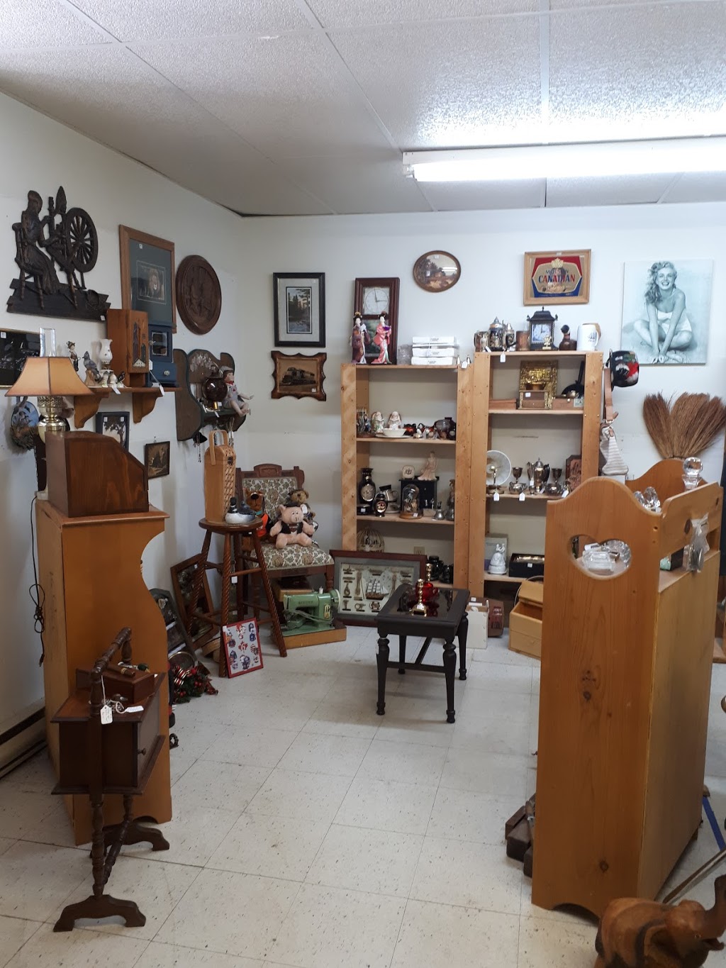 Courtland Treasures | 682 James St, Delhi, ON N4B 2C7, Canada | Phone: (519) 582-2929