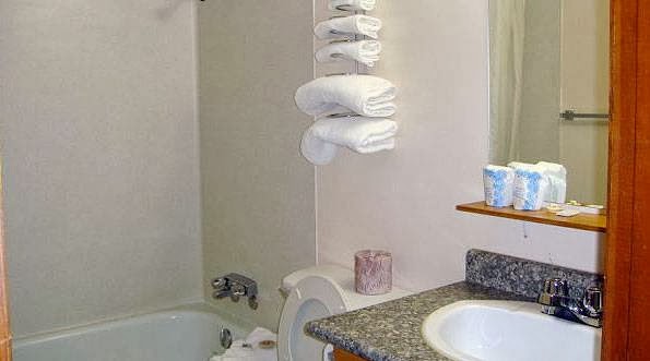 Fuller Lake Motel | 9300 Smiley Rd, Chemainus, BC V0R 1K4, Canada | Phone: (250) 246-3282