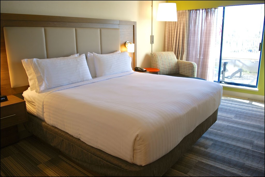Holiday Inn Express Vancouver Airport - Richmond | 9351 Bridgeport Rd, Richmond, BC V6X 1S3, Canada | Phone: (604) 273-8080