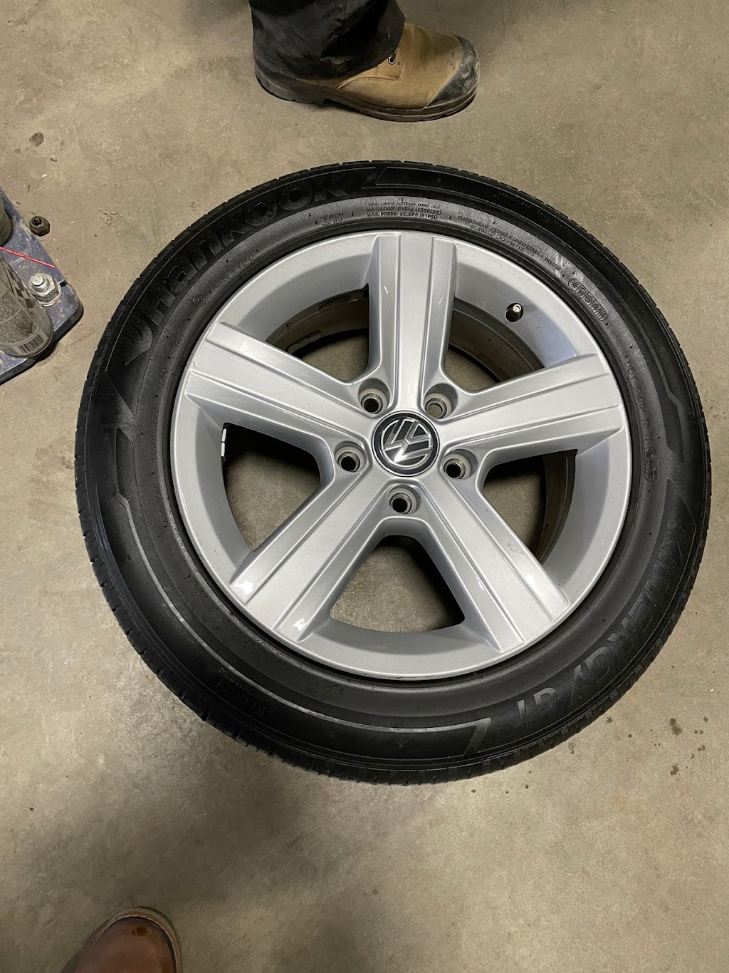 Pneu Bleu (Blue Tire) | 1556 Rue Jean-Lachaîne, Sainte-Catherine, QC J5C 1C2, Canada | Phone: (438) 926-3086