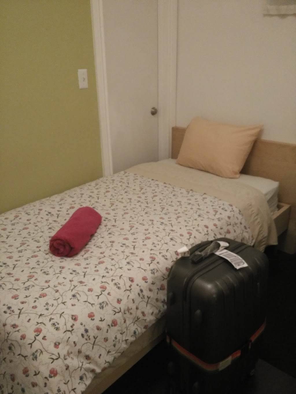 Kaisars Guest House | 372A College St, Toronto, ON M5T 2N9, Canada | Phone: (416) 898-9282